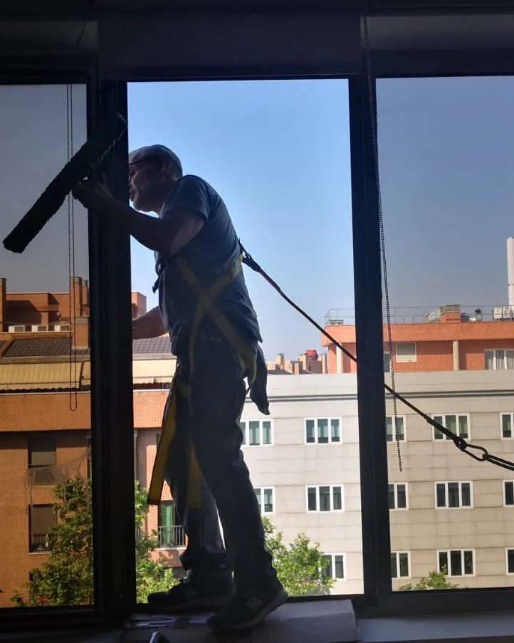 Profesional de Limpiezas A. Tena realizando trabajo de limpieza en altura en Madrid