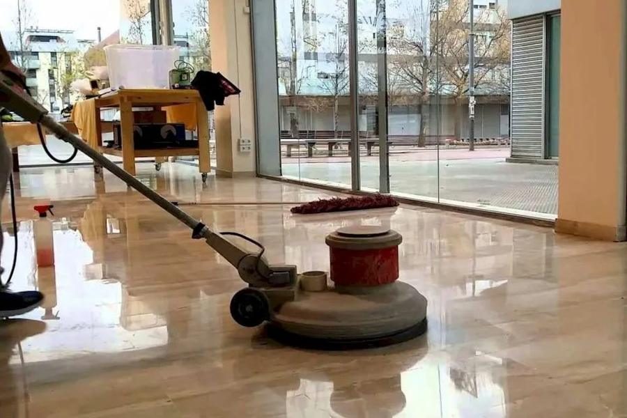 Servicio profesional de abrillantado y tratamiento de suelos en oficinas de Madrid