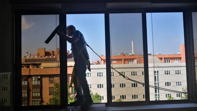 Servicio de limpieza de cristales y escaparates en altura en Madrid