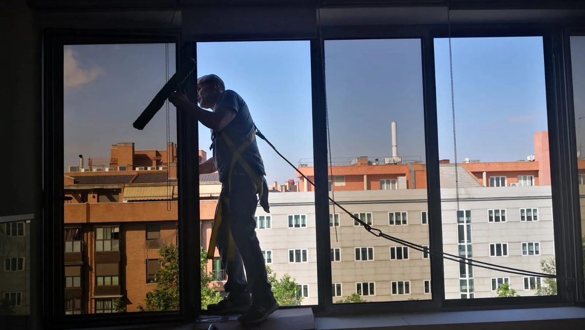 Servicio de limpieza de cristales y escaparates en altura en Madrid
