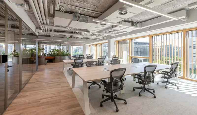 Servicio de mantenimiento integral y limpieza de oficinas modernas en Madrid