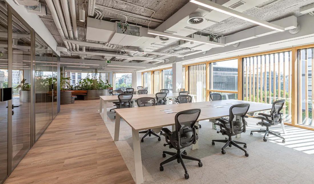 Servicio de mantenimiento integral y limpieza de oficinas modernas en Madrid